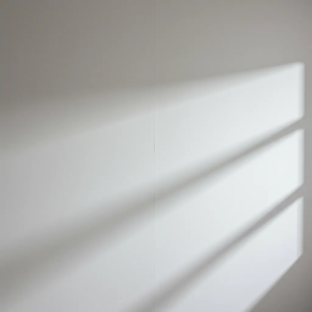 Joint fantôme visible sur un mur peint en blanc après ponçage excessif d'une bande placo