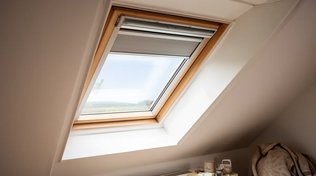 Fenêtre de toit Velux avec clapet de ventilation fermé, bien entretenu