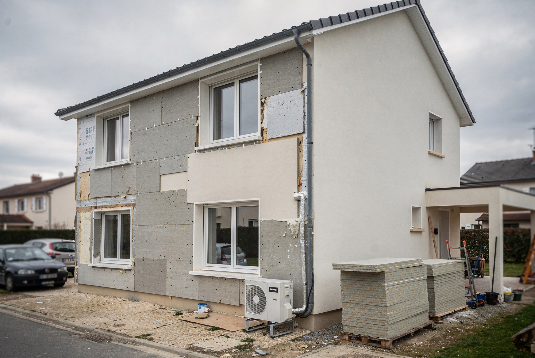 Maison individuelle en cours d’isolation thermique par l’extérieur avec pompe à chaleur